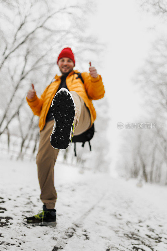 人们在下雪天穿着暖和的衣服