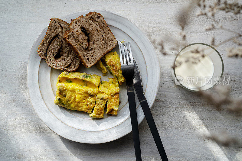 简单的早餐:烤面包、煎蛋卷和牛奶