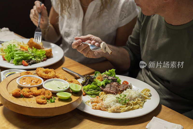 一对夫妇在一家餐馆吃午餐庆祝父亲节