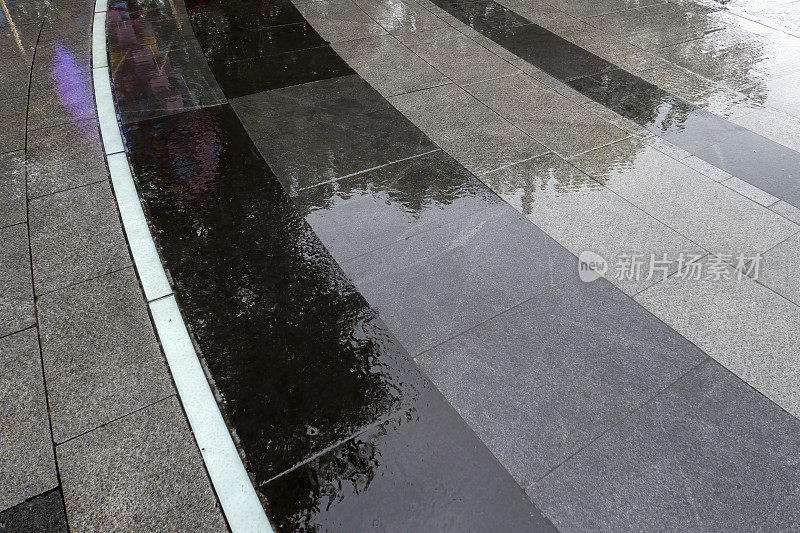 雨后用水浇平地面