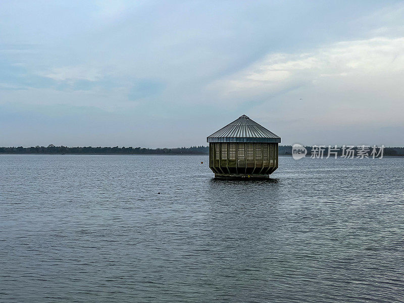 在雨天，德国林根市有一个名为“Speicherbecken”的湖。