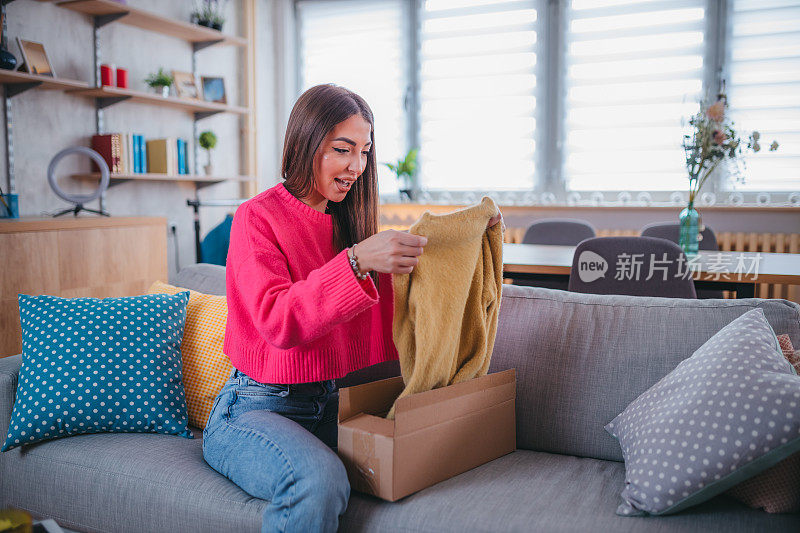 女顾客正在打开纸板箱包裹