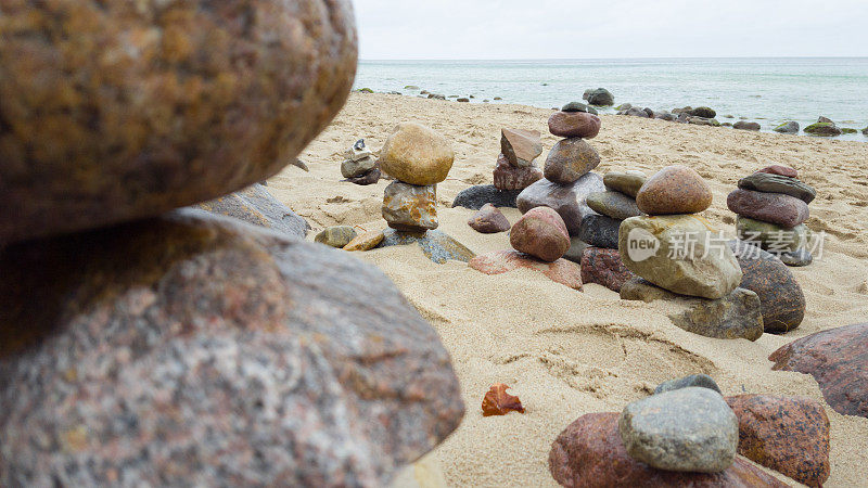 波罗的海海滩上的石头。平衡的石头