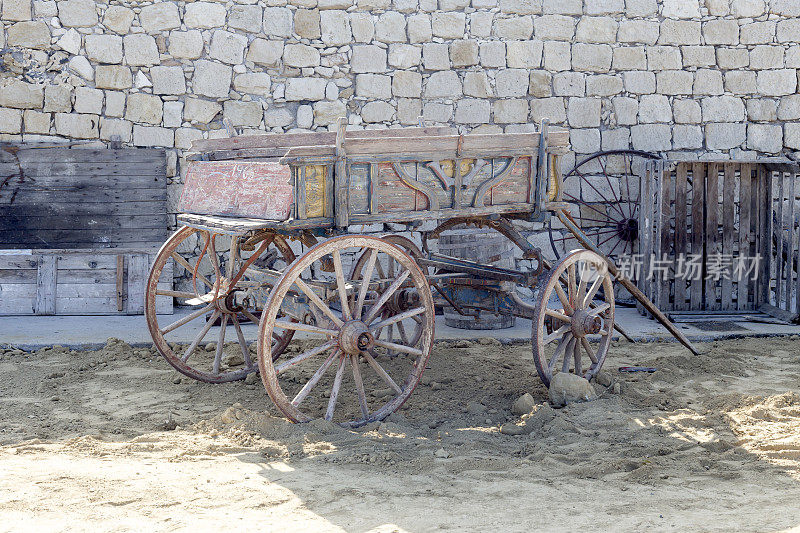 古老的拉车马(希腊，克里特岛)