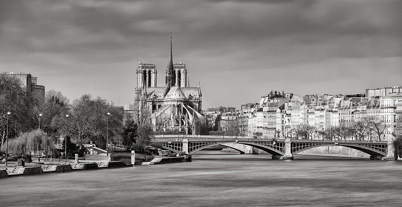 巴黎圣母院，圣路易岛和萨利桥的黑白照片。塞纳河河岸是联合国教科文组织世界遗产。法国巴黎
