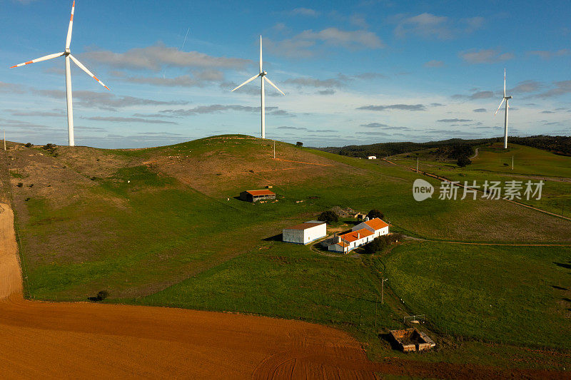 风力涡轮机在一个乡村场景，葡萄牙，阿连特霍。它是一种清洁的燃料来源。风能不像依靠燃烧煤炭或天然气等化石燃料的发电厂那样污染空气。