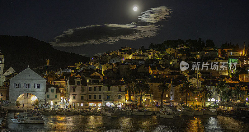 克罗地亚斯普利特船港的月亮