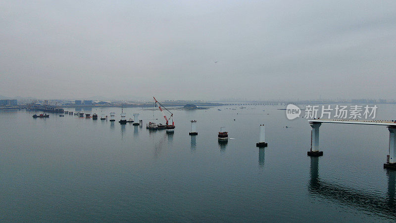 横跨海洋的桥梁，在海上建造运输船