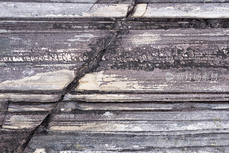 挪威峡湾岩石海岸的叶状岩层