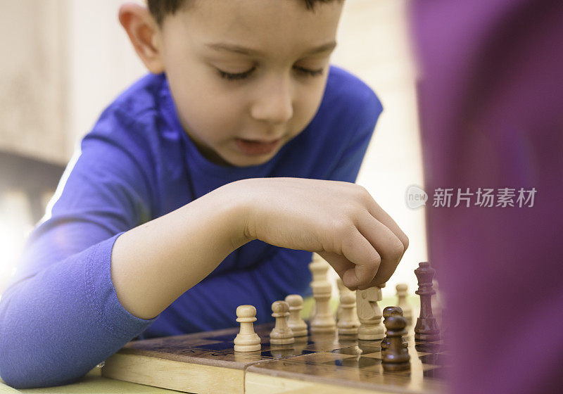 男孩和姐姐在家里下棋