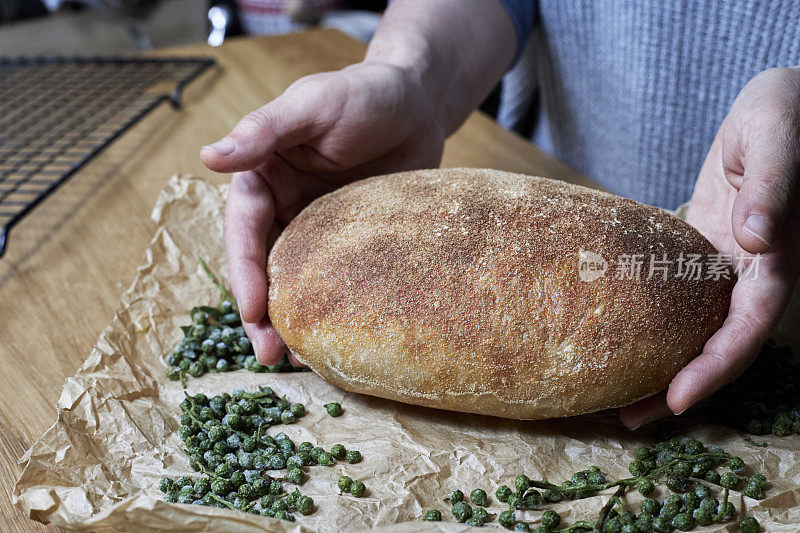 手工制作的全麦面包，带有青花椒油的味道