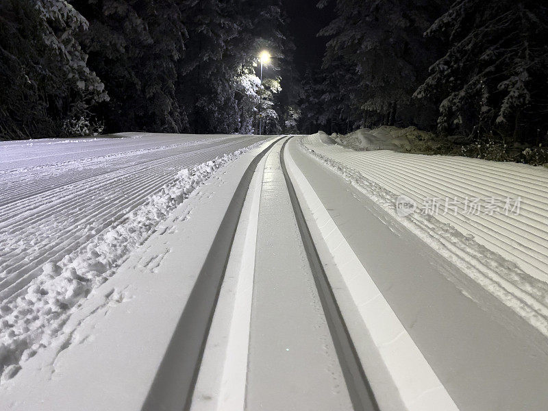 在夜间看到的越野滑雪轨道