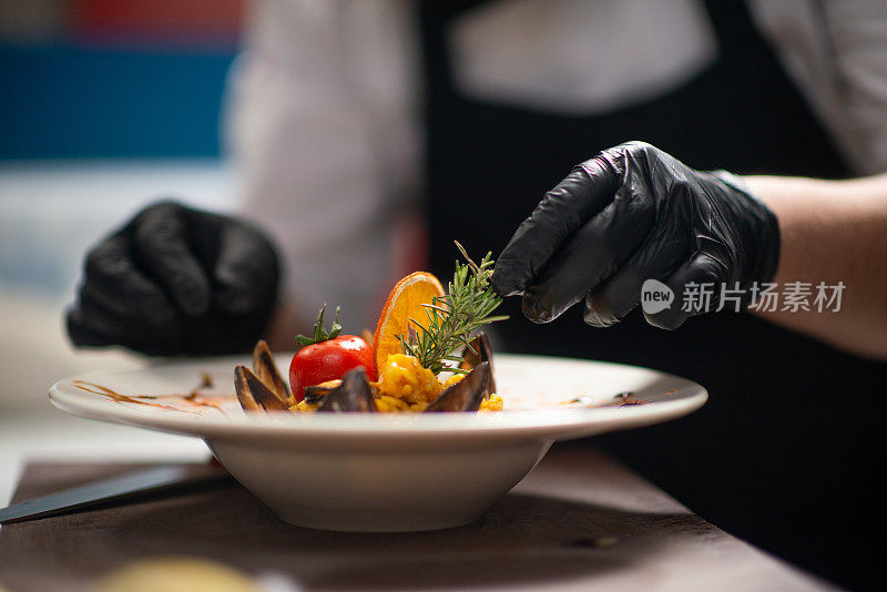 特写男厨师在餐厅装饰餐点