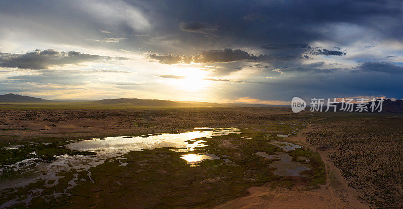 沙丘、巴彦戈壁和夕阳下的湖泊