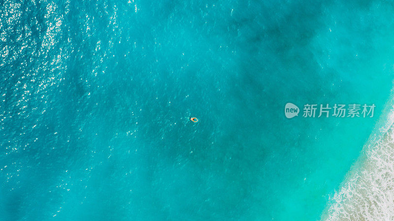 鸟瞰一只雄性在土耳其Oludeniz晶莹湛蓝的海水中游泳