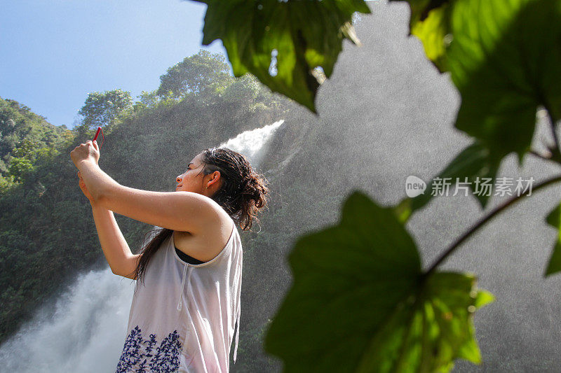 一个女人睁着眼睛在自然公园自拍