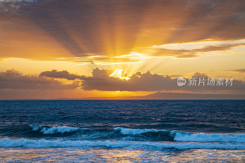 海滩上美丽的日出