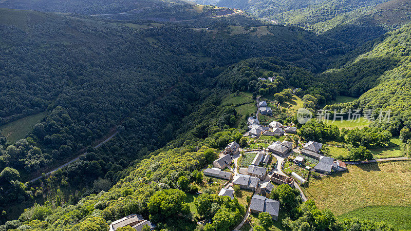 无人机拍摄的西班牙山村