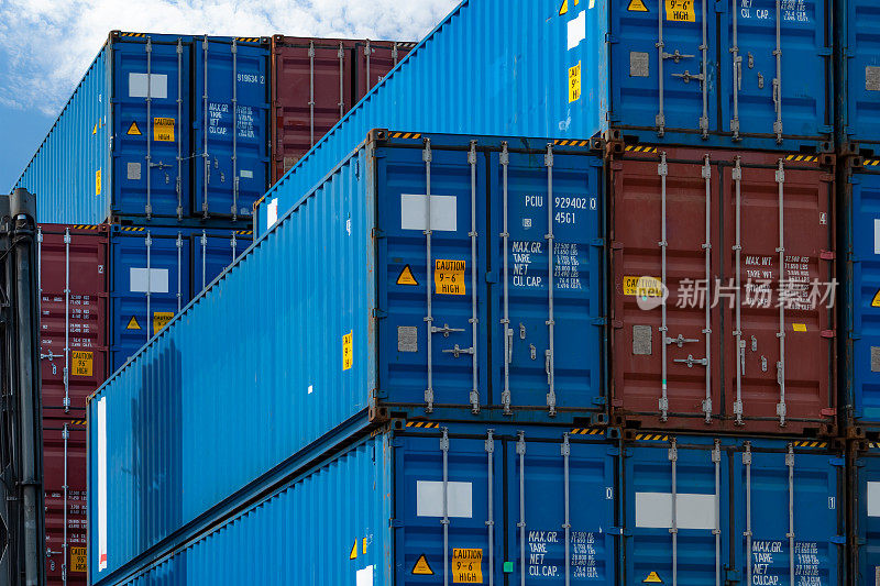 蓝色和红色的物流集装箱特写。货运航运业务。进出口物流集装箱船。物流行业。卡车运输用集装箱。货运的概念。