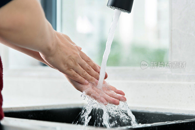 女人在流水下洗手