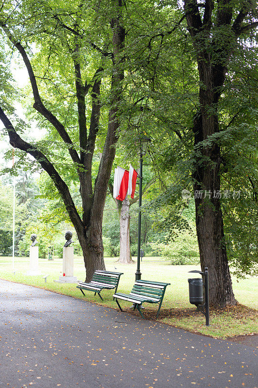 波兰国旗，波兰国旗，公园里的小巷