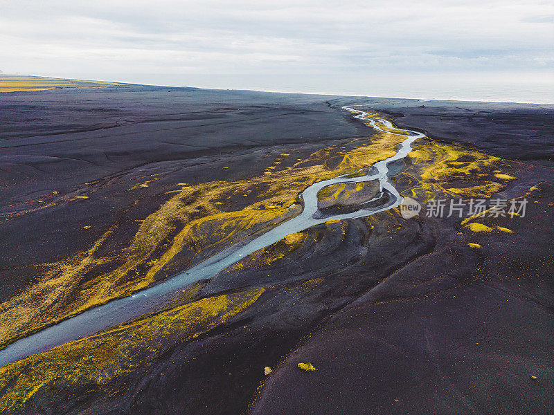 一条流经塞尔海马山杜尔黑沙滩的河流