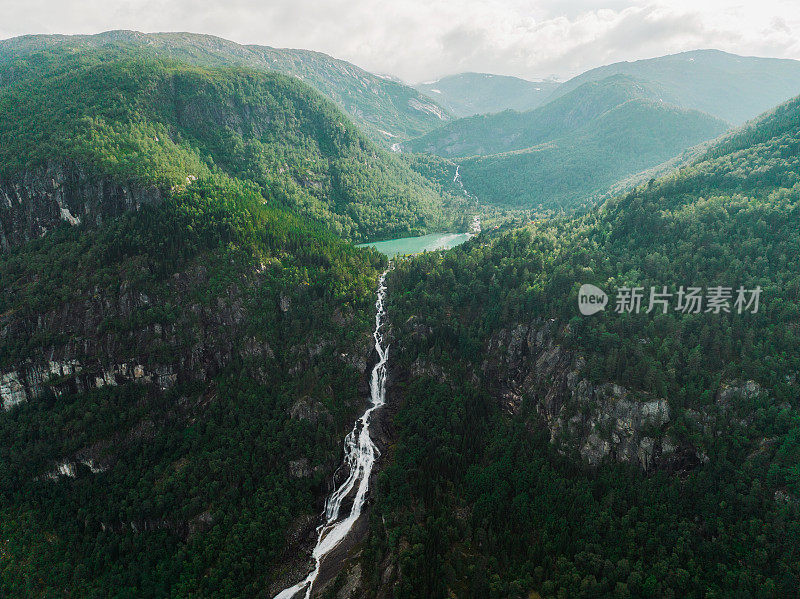 挪威山区湖泊瀑布的风景鸟瞰图