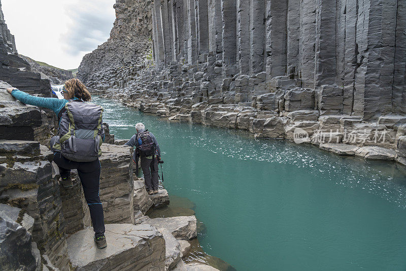 Jokuldalur山谷，Studlagil峡谷玄武岩柱上的女人