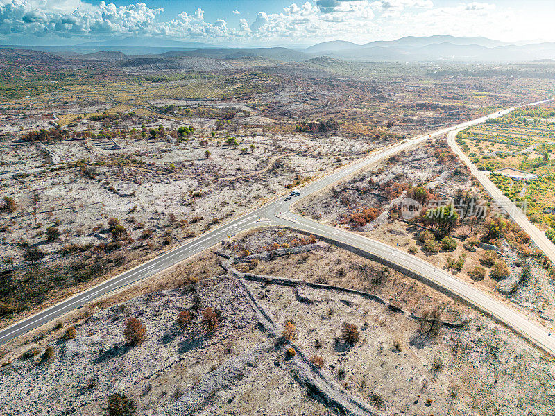 高速公路上幸存的巨大森林大火破坏自然，鸟瞰图