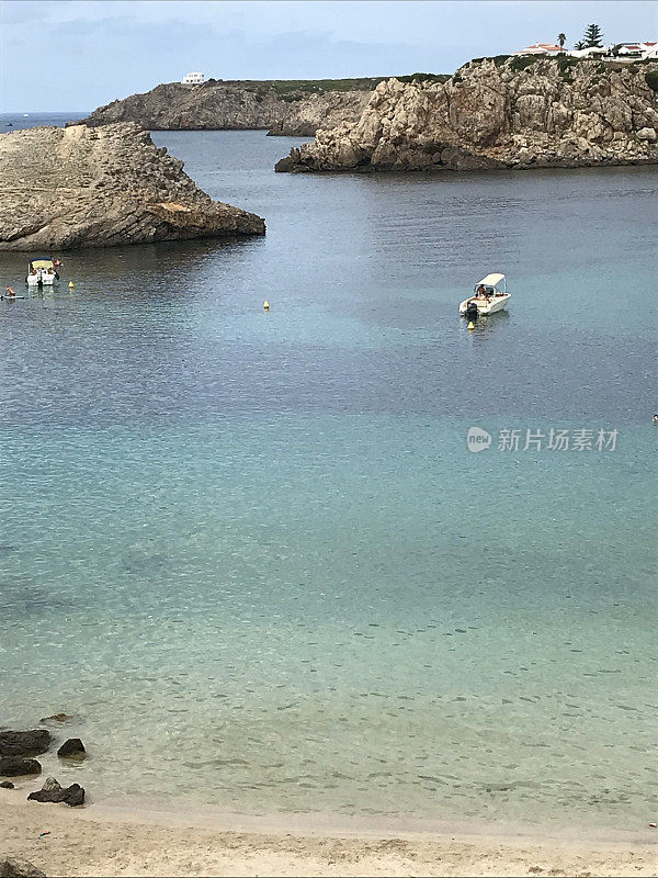 西班牙-米诺卡-阿雷纳尔德恩城堡村和海滩