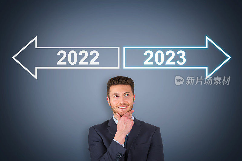 手触摸视觉屏幕上的旧年或2023年