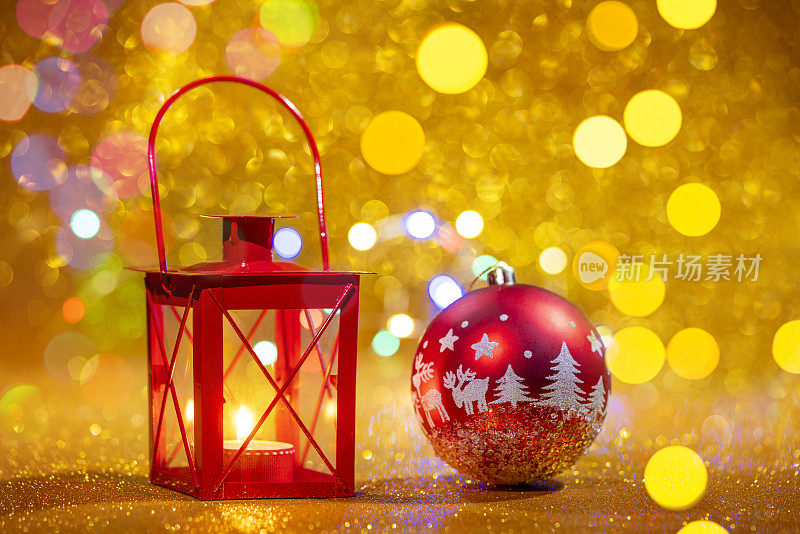 红色蜡烛灯笼在金色闪闪的圣诞背景和红色的圣诞彩灯