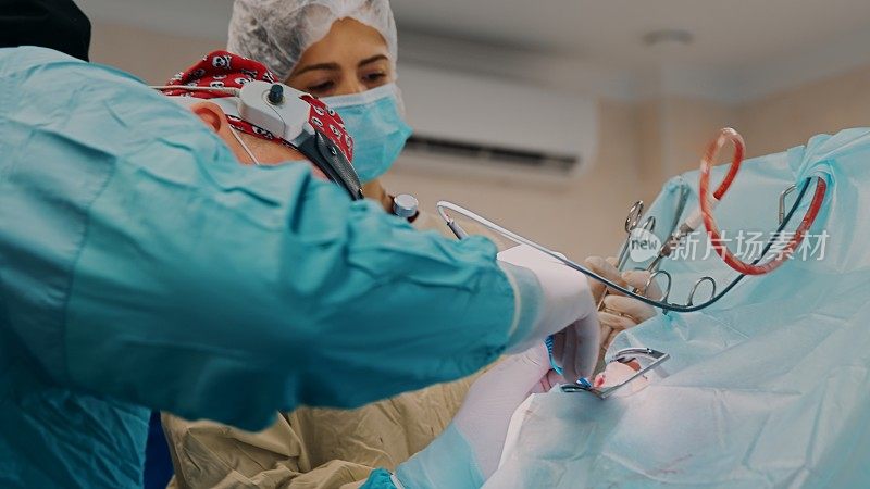 外科医生用医疗器械给口腔做手术