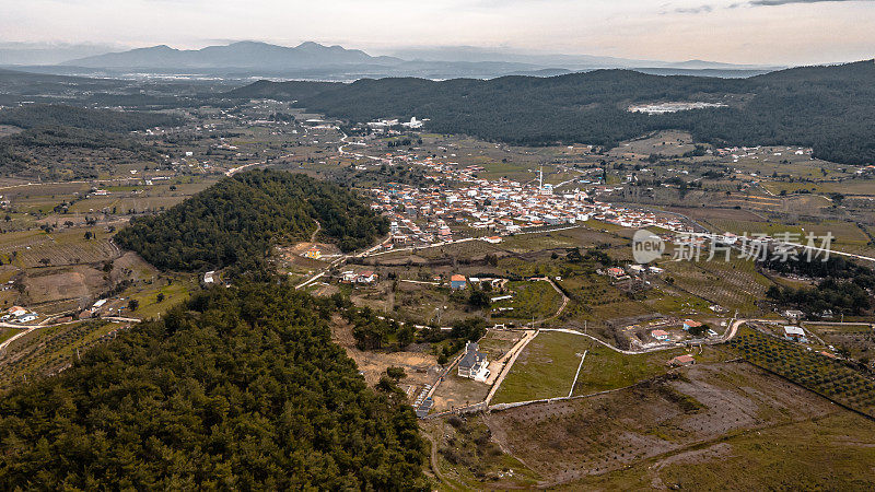 土耳其伊兹密尔门德尔斯地区村庄的全景鸟瞰图