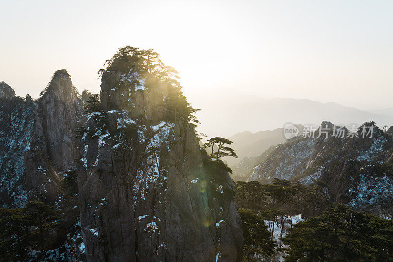 日出时分的黄山奇景