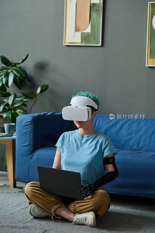女子戴着虚拟现实眼镜使用笔记本电脑