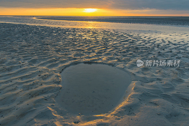 在一天结束的时候，Senset在Schiermonnikoog岛的海滩上