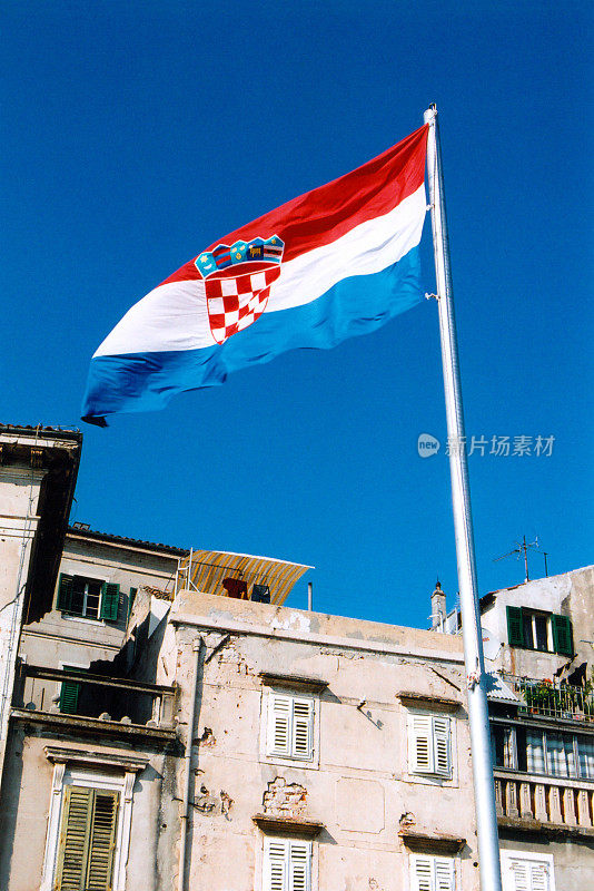 旧立面和克罗地亚国旗，Šibenik，克罗地亚