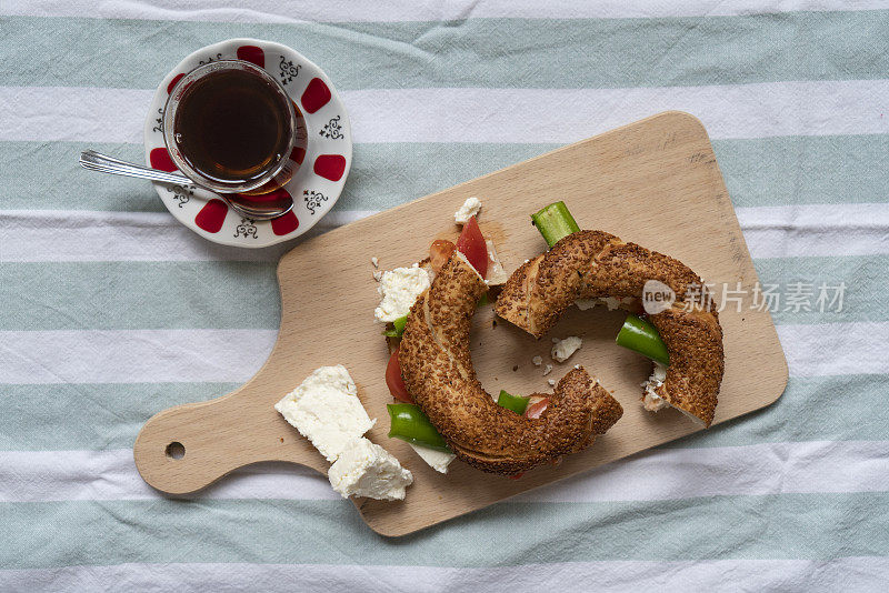 土耳其百吉饼配奶酪，青椒，茶