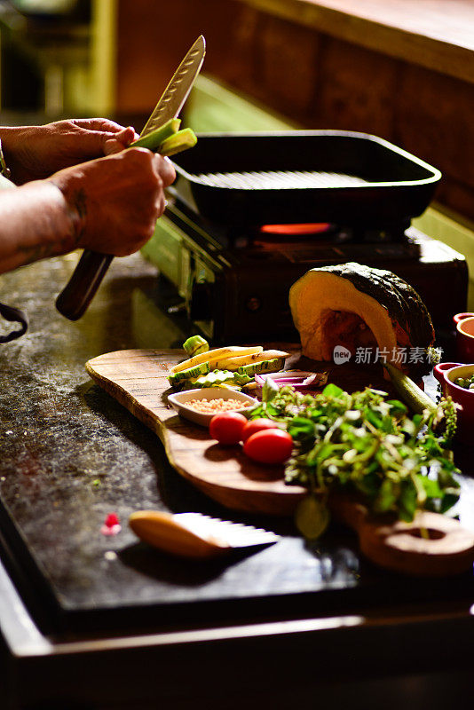 厨师准备健康食物。有机食品。米纳斯吉拉斯州的根类食物