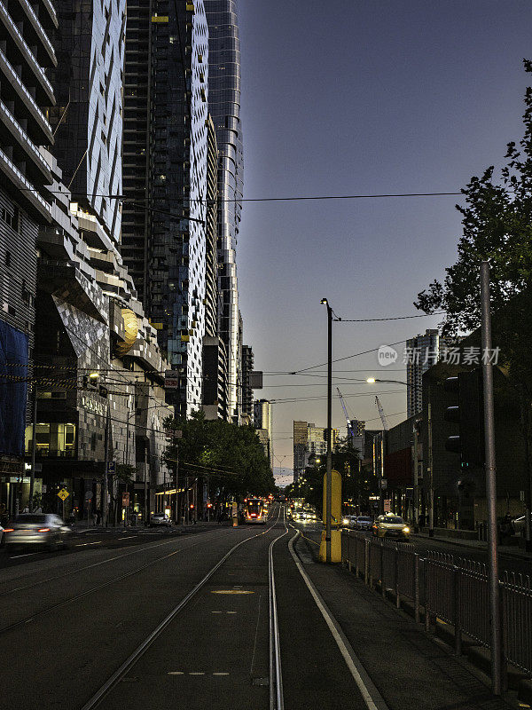 夜晚的城市街道