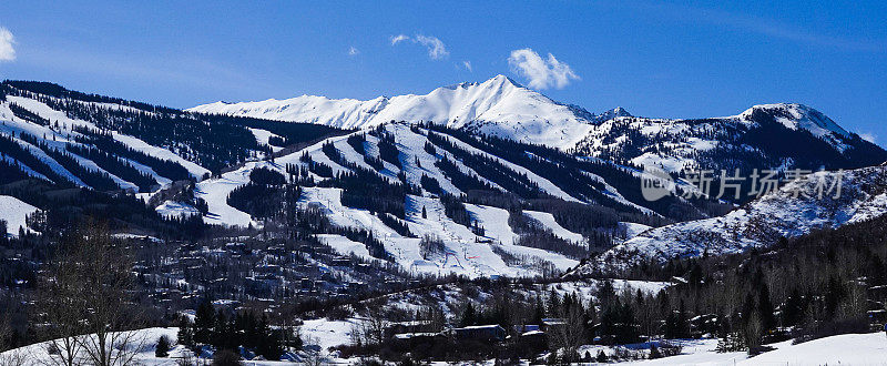 科罗拉多州阿斯彭雪山滑雪场的冬季远景。