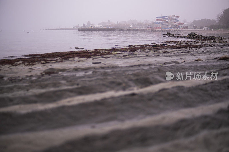 海蚀形成了波浪状的岩石