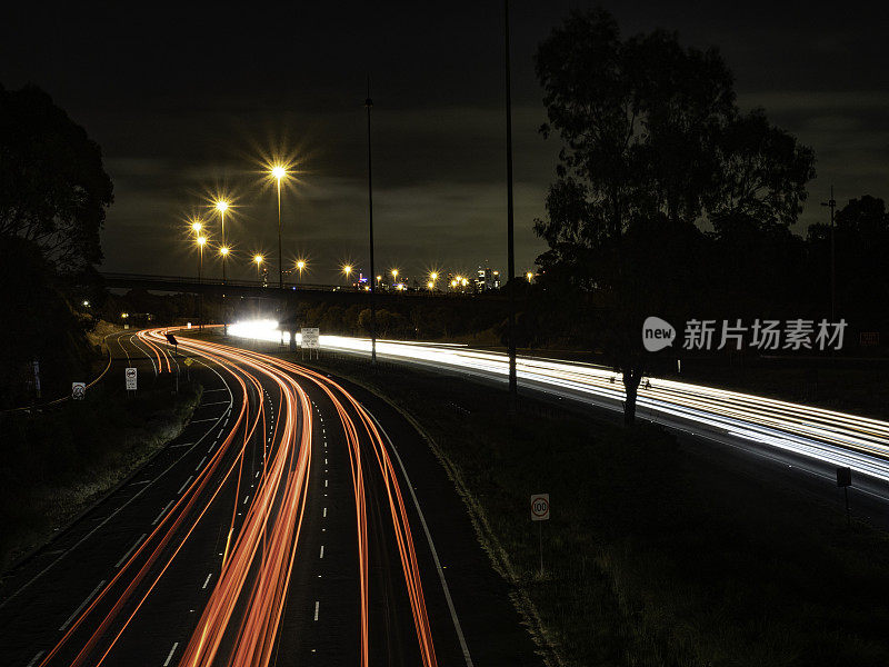 高速公路上的灯光