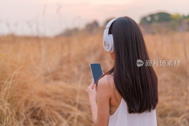 大自然的旋律。拥抱宁静与歌声的年轻亚洲女性