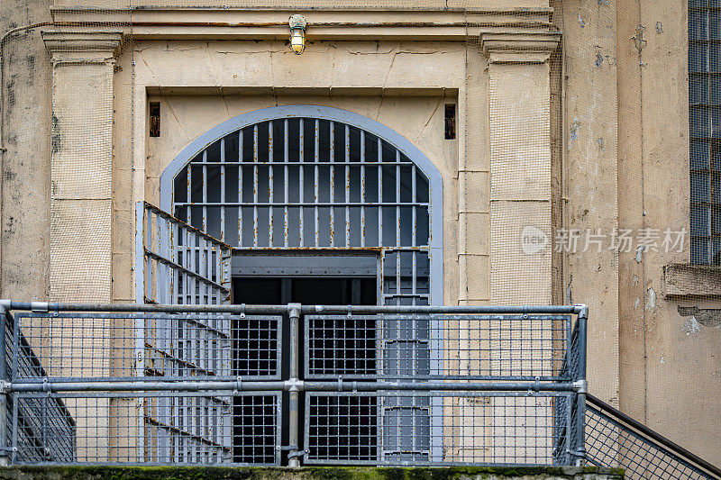 位于美国加利福尼亚州旧金山海湾中央的恶魔岛联邦监狱的安全门。非常著名的监狱，在电影中出现过好几次。
