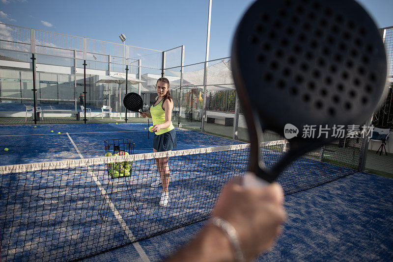 女子训练桨网球的广角图像