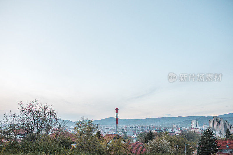 采暖厂烟囱和冷却塔特写，天空晴朗