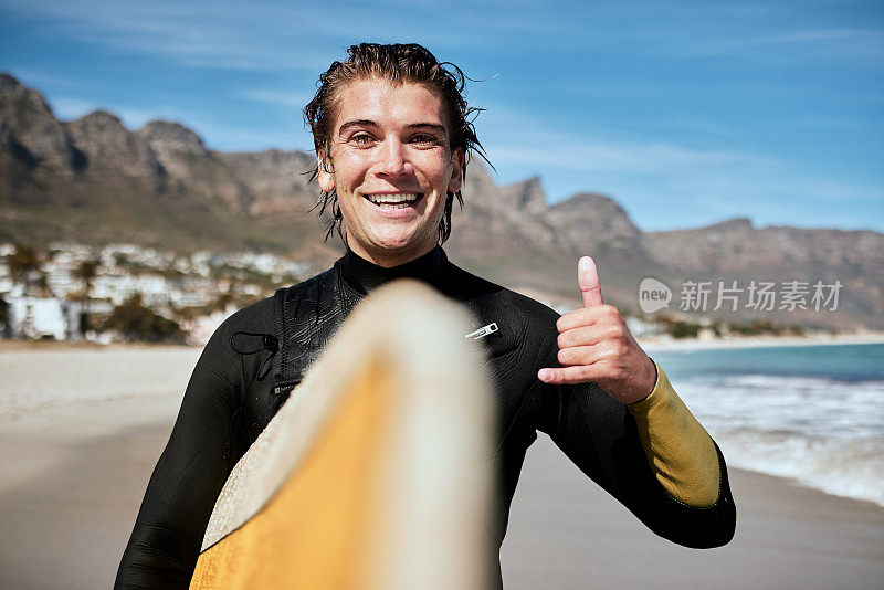 沙卡手标志，海滩和冲浪者与冲浪板的健身，乐趣和冒险的假期。体育，旅行和男子的肖像与冷静的姿态冲浪的海洋在南非度假。