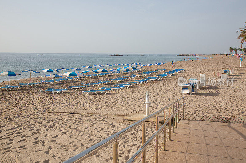 太阳躺椅出发在海滩，Villajoyosa，阿利坎特;西班牙